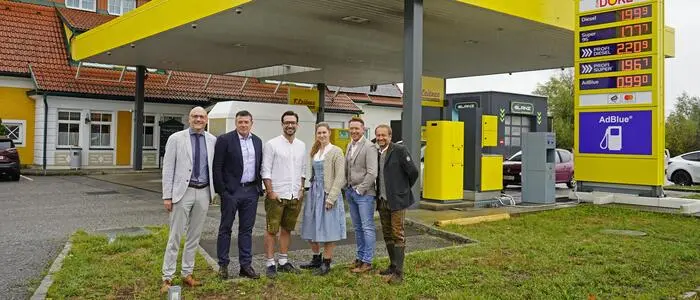 Nach einer zehntägigen Umbauphase eröffnete die Tankstelle beim Dokl in Hofstätten als „F. Leitner Mineralöle“