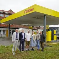 Nach einer zehntägigen Umbauphase eröffnete die Tankstelle beim Dokl in Hofstätten als „F. Leitner Mineralöle“