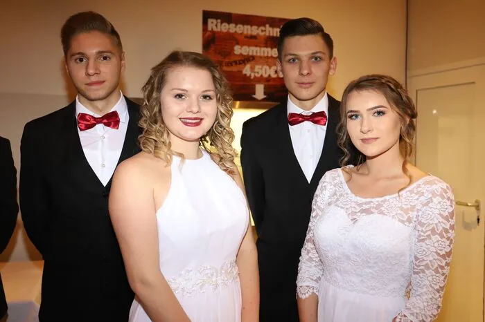 Klicken Sie sich durch die Fotos der Ballnacht. 