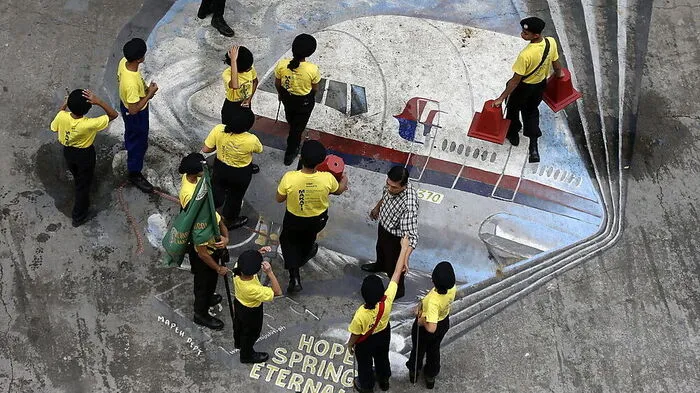  Das Flugzeug mit 239 Insassen wich am 8. März 2014 eine Stunde nach dem Start in Kuala Lumpur vom Kurs nach Peking ab und verschwand