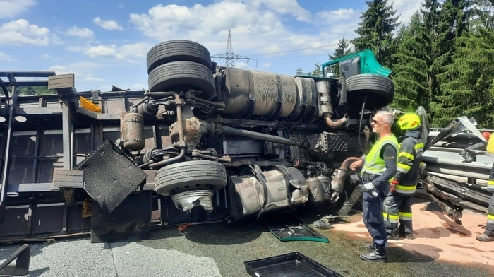 Der Sattelzug blieb auf der Richtungsfahrbahn von Graz nach Wien über alle drei Fahrstreifen hinweg liegen.