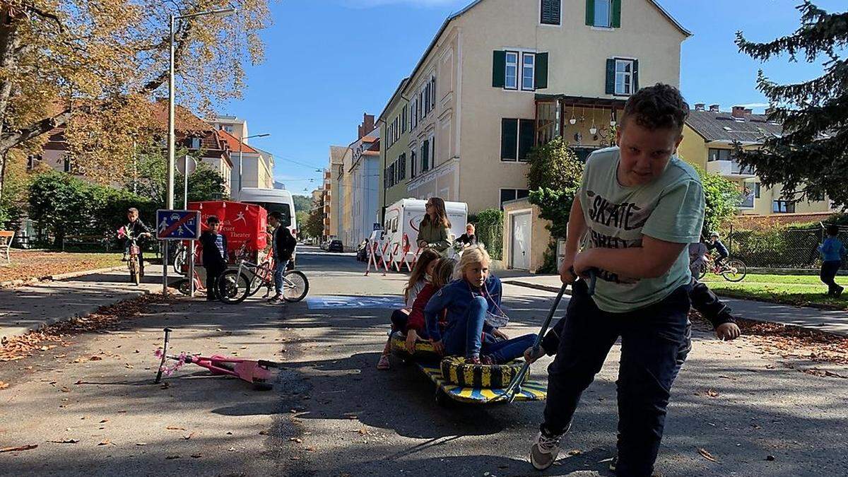 Bespielbare Wohnstraße vor der VS Hirten Am Fröbelpark