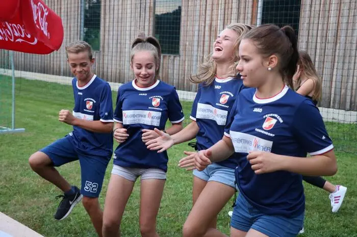Eine gute Ausdauer war beim Spiel "Trampeltiere" hilfreich. Die Teams mussten vier Minuten im Stand laufen mit einem Schrittzähler am Fuß, das Team mit den meisten Schritten gewann.