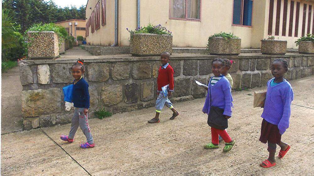 Die Kinder in Asco, Äthiopien, auf dem Weg zur Schule