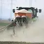 ABD0104_20220317 - ZILLINGDORF - ÖSTERREICH: ++ THEMENBILD ++ Ein Traktor in einer Staubwolke beim pflügen eines Ackers am Donnerstag,17. März 2022, in Zillingdorf. Aktuell herrscht seit Wochen bzw. lokal sogar seit Monaten in Teilen Österreichs extreme Trockenheit. - FOTO: APA/ROBERT JAEGER