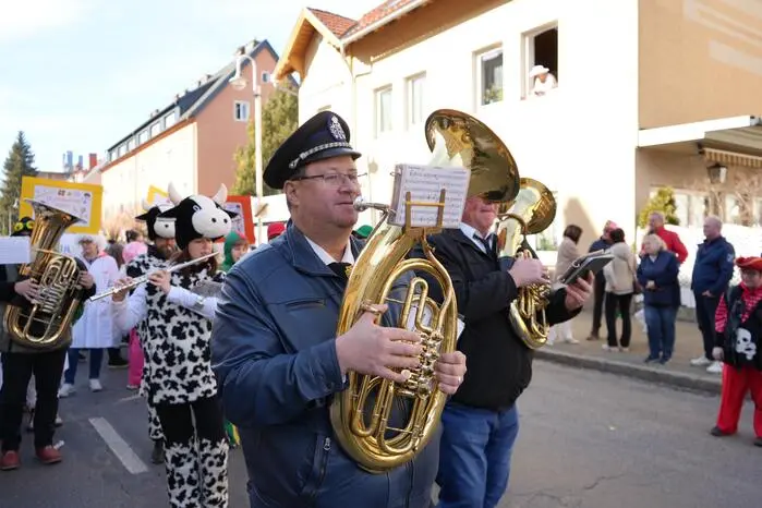 Um 14 Uhr läuteten AMV Stadtkapelle Judenburg, Werkskapelle Zeltweg und Bergkapelle Fohnsdorf unter dem Motto „Musik verbindet – alles ist erlaubt!“ den Umzug der 30 angemeldeten Faschingswägen mit rund 250 Akteuren musikalisch ein.  