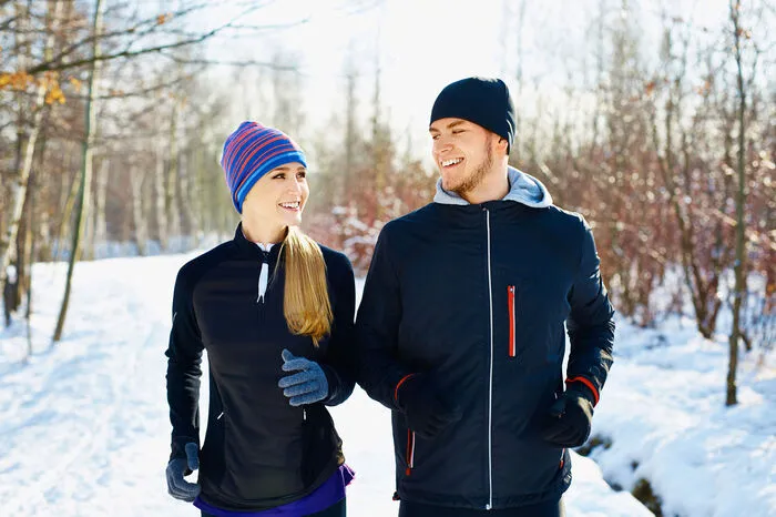 Man bestimmt selbst, wie warm einem ist. Für Menschen, denen schnell warm wird und die in der Hitze nicht gut funktionieren, kann Sport im Sommer eine echte Qual sein – daher sei der Winter gelobt, wo man mit „Zwiebellook“ selbst entscheiden kann, wie warm einem ist. Funktionsjacke drüber und wenn man richtig warm gelaufen ist, kann man diese einfach ausziehen und um die Hüften binden. Auch Handschuhe können nach der Warmlaufphase in die Taschen wandern.