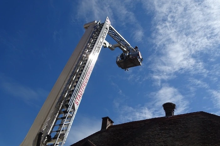 Mit derTeleskopmastbühne der Feuerwehr Weiz steuerte Raphael Friesenbichler zum Storchennest.