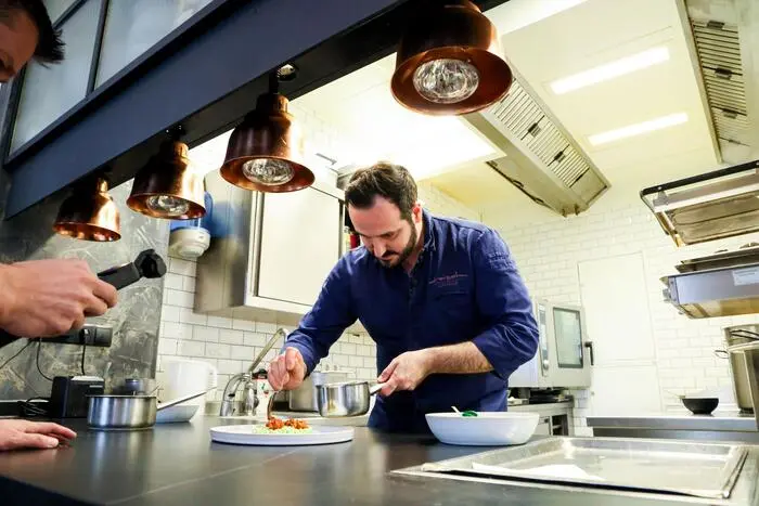 Das aromatische Frühlingsgericht wird mit Spitzpaprika aus dem Ofen abgerundet