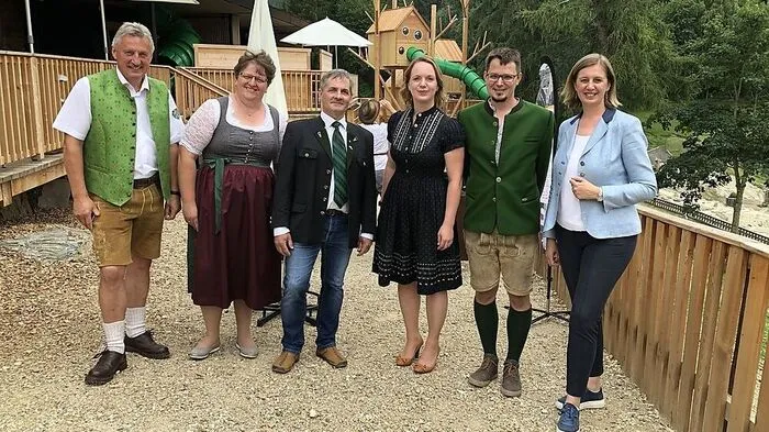 Erwin Gruber, Silvia Karelly, Alexander Lehofer, Angelika und Erhard Pretterhofer sowie Landesrätin Barbara Eibinger-Miedl