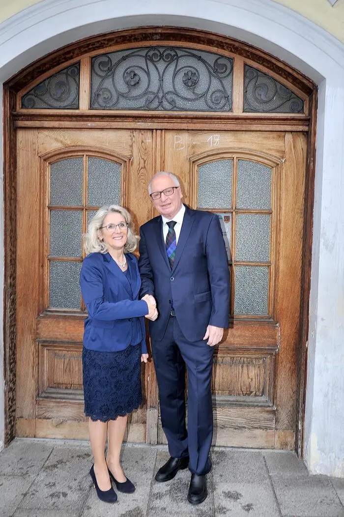Das ELI wurde unter Bürgermeister Rudolf Hakel errichtet, der nach 18 Jahren im Amt 2018 an Roswitha Glashüttner übergab