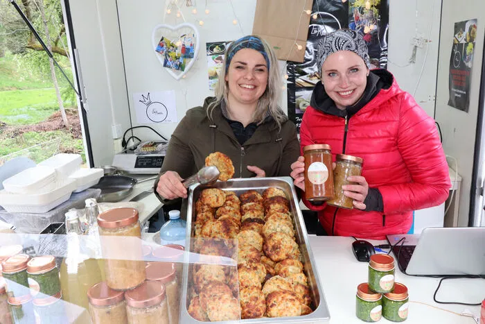 Die "EdlKnedl" Damen von Links: Jacqueline Felsberger und Alexandra Wutte.