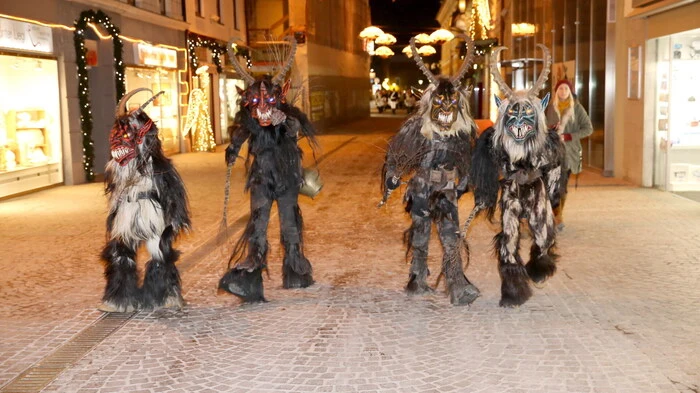 Nach dem Bartl-Umzug Anfang Dezember des Vorjahres waren am 5. Jänner abermals höllische Gesellen in der Bezirkshauptstadt anzutreffen. 