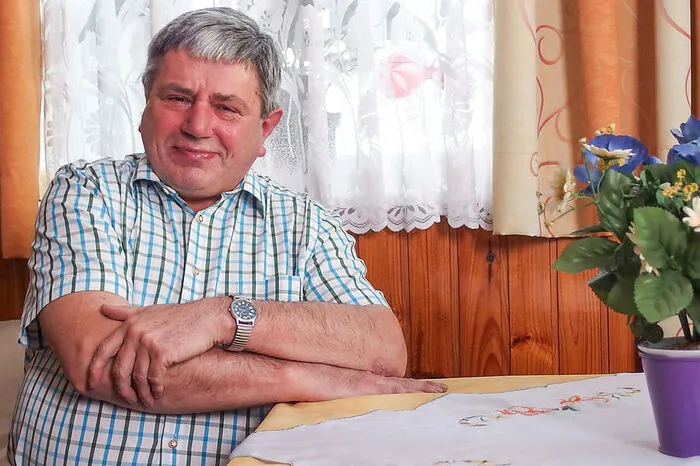 Erwin, 60-jähriger Pensionist aus dem Mühlviertel sucht "eine liebe, nette Partnerin. Sie soll ganz normal sein, nicht trinken, nicht rauchen und keinen Hund haben, denn ich habe Angst vor Hunden". Er wünscht sich wieder eine Frau, die kochen kann und Erwin würde in der Küche auch mithelfen. Selber kochen kann er nicht.