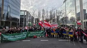 Österreichs Bauernvertreter:innen bei Mega-Demo gegen landwirtschaftsfeindliche EU-Politik gestern in Brüssel