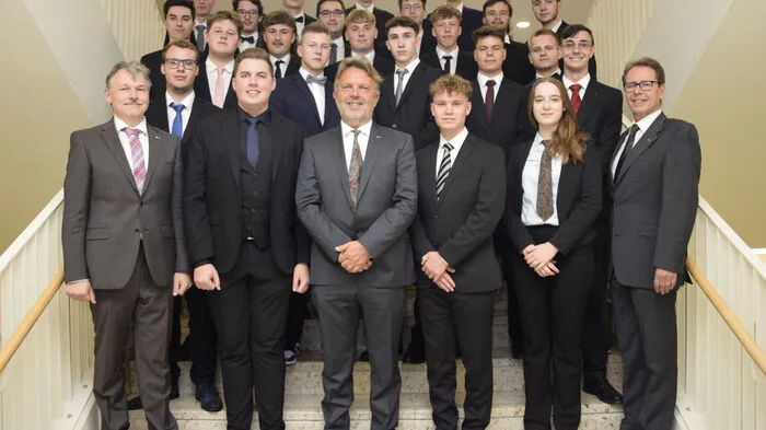  Maturanten der 5AHET Elektrotechnik: Jonas Berghold, Lovro Dujmić, Patrick Essl, Julian Feichter, David Feichtinger, Daniel Fink, Markus Glettler, Maximilian Gruber, Leon Heiling, Yanik Hödl, Sebastian Köberl, Daniel Labudik, Jeremias Matzer, Dennis Maurer, Christoph Moitzi, Mathias Ozarchevici-Lauric, Markus Rauber, Jakob Ritter, Simon Ruhirtl, Manuel Schaumberger, Maximilian Tiefengraber, Sebastian Weißenbacher und Andrea Windisch.
