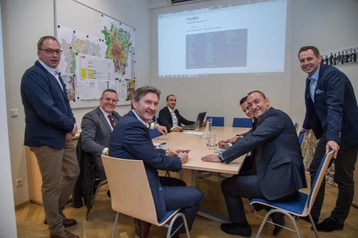 ... die FPÖ schaffte 16,30 (+ 2,50)%. Überrascht zeigte sich der FPÖ-Spitzenkandidat über den Zugewinn der ÖVP: "Bei den Grünen und der SPÖ waren die Stimmenverluste nicht überraschend. Die ÖVP aber ist am ganzen finanziellen Desaster der Stadt schuld. Ich verstehe nicht, wie man diese Arbeit auch noch belohnen kann", hob Mario Eustacchio hervor.