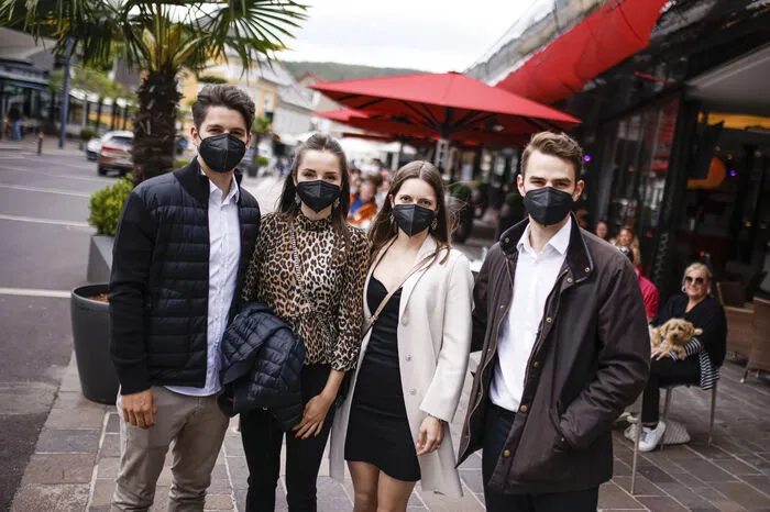 Die Frequenz war gering, im Freien trugen nur wenige eine Maske. Die Gemeinde rief dazu ja auf, eine Pflicht gibt es aber nicht.