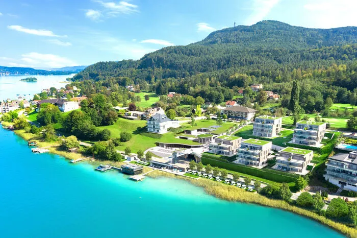 Objekt? Hermitage Luxury Apartements. 57 neue Wohnungen in Maria Wörth. Vier sind noch frei.Ausstattung? Zugang zum Golfplatz und bald dem Wallner-Gourmet-Restaurant.Preis? 1,5 Millionen für 106 m2