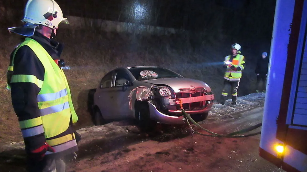 Ein Frau kam auf der B68 im Bereich des Knoten West in Feldbach von der Fahrbahn ab.