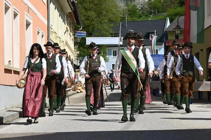 Feierlicher Einzug der Trachtenkapelle Steuerberg