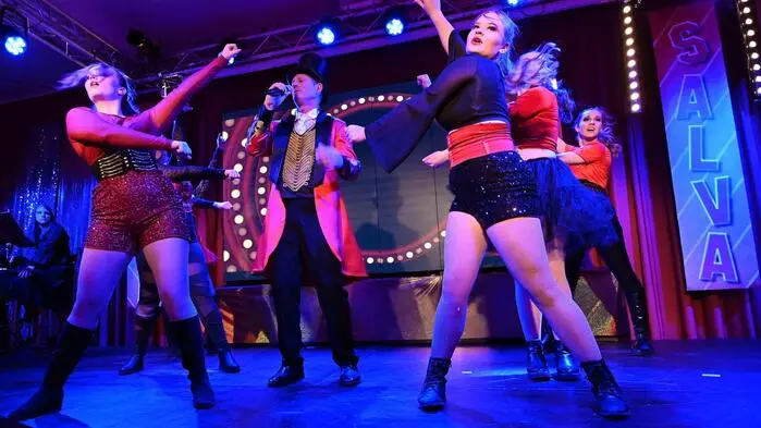 Metnitztaler Faschingsverein, Premiere in St. Salvator, Showdance Mädels mit Wolfgang Eichhöbl als The Greatest Showman