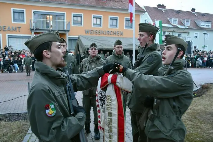 Nachdem vier Rekruten, mit Nino Eisbacher und Matthias Schlacher auch zwei Weißkirchner, stellvertretend den Fahneneid abgelegt hatten, spielte die Militärmusik Steiermark unter Oberst Johannes Lackner zum Abschluss der Angelobung den Großen österreichischen Zapfenstreich.