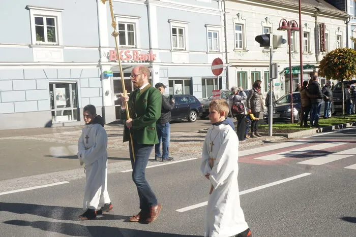 Nach der Festmesse erfolgte die Prozession von der Leonhardikirche zum Hauptplatz.