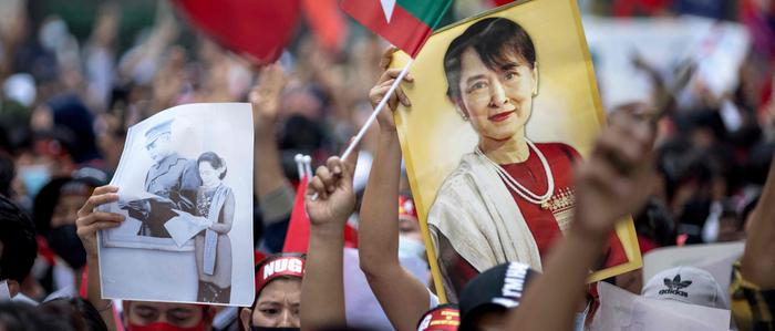Aung San Suu Kyi | Seit dem Putsch gegen die demokratisch gewählte Regierung unter Führung der Nobelpreisträgerin Aung San Suu Kyi 2021 wächst der Widerstand gegen die Generäle. Im Oktober vergangenen Jahres verlor die Armee die Kontrolle über wichtige Gebiete in der Nähe der Grenzen zu Indien und China an eine lose Koalition von Widerstandskräften.