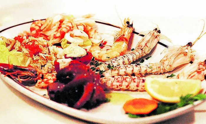 Traditionelle Fischgerichte sind an der Riviera beliebt, wie etwa das Antipasto bollito misto di mare