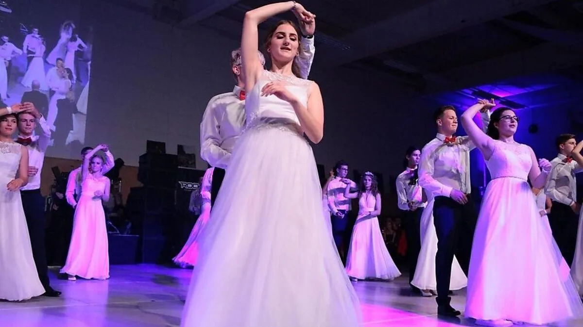 Auf die Tanzfläche, fertig, los! Die Maturantinnen und Maturanten des Borg Feldbach eröffneten mit ihrem Ball die Maturaballsaison in der Südoststeiermark