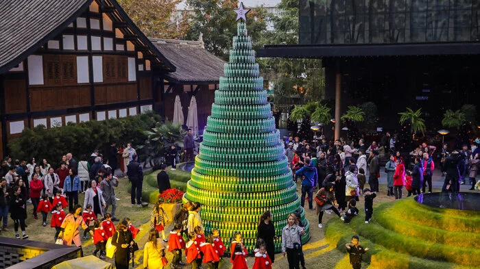 Der Weihnachtsbaum im Temple House Chengdu ist aus 2500 alten Plastikflaschen und wiederverwerteten Swarowski-Kristallen gebaut