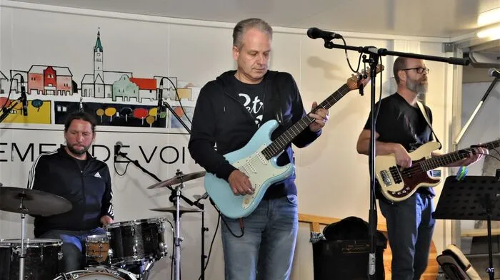 Das Stadtmarketing der Stadtgemeinde Voitsberg präsentierte am Freitag, dem 9. September 2022 die obersteirische Formation "Electric Blues Connection". Trotz des unbeständigen Wetters waren zahlreiche "Wetterfeste" zu diesem Auftritt gekommen, auf die tolle Musik wartete.