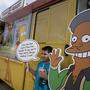 Ein junger Fan mit &quot;Apu&quot; von den Simpsons. Um die Figur ist eine Rassismus-Diskussion entbrannt