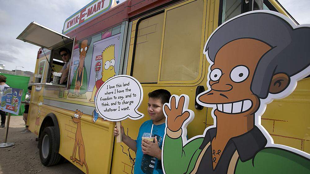 Ein junger Fan mit &quot;Apu&quot; von den Simpsons. Um die Figur ist eine Rassismus-Diskussion entbrannt