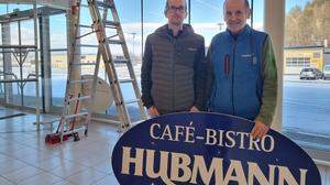 Elmar und Josef Hubmann in der zukünftigen Hauptbäckerei, die im April eröffnen soll.