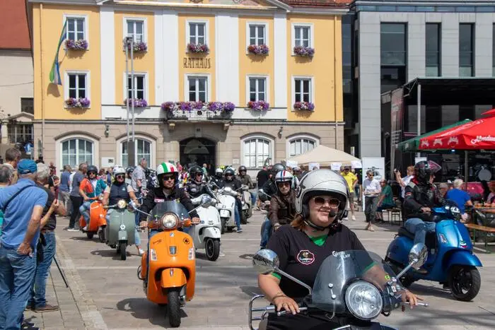 „tutto Vespa“ am großen Brucker Hauptplatz