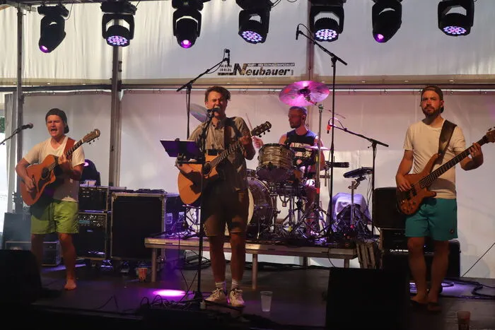 Chris Steger schaffte mit seiner Band das Publikum zum Mitsingen und Mitklatschen zu bringen.