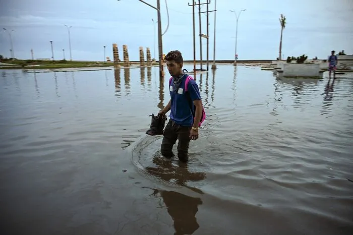 Die Sturmfluten erreichten zum Teil eine Höhe von rund 3,5 Metern, sagte Floridas Gouverneur Ron DeSantis. Wetterexperten befürchteten, dass sie in der Spitze mehr als fünf Meter hoch werden könnten.
