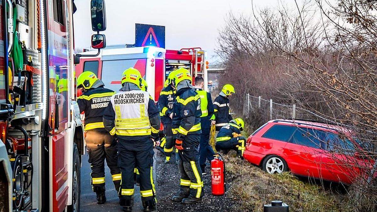 Der Lenker hatte die Kontrolle über das Fahrzeug verloren und einen Wildzaun durchstoßen 