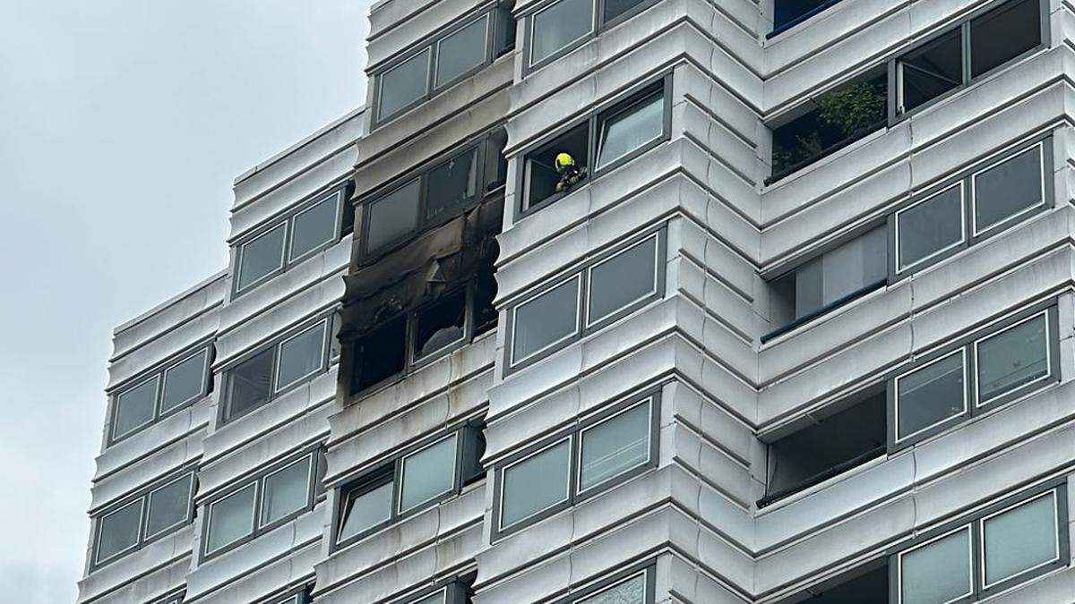 In einem Berliner Hochhaus brannte es, zwei Personen sprangen in den Tod 