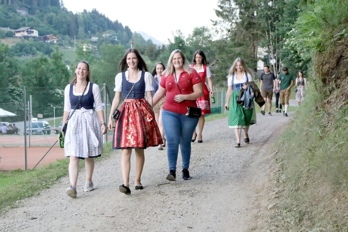 Übrigens: Auch aus der angrenzenden Steiermark waren Jung und Alt gekommen, um eine der kürzesten Nächte des Jahres zum Tag zu machen. 