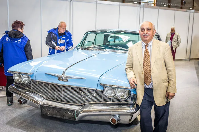 Marian Czory mit dem 60 Jahre alten Chrysler Imperial.