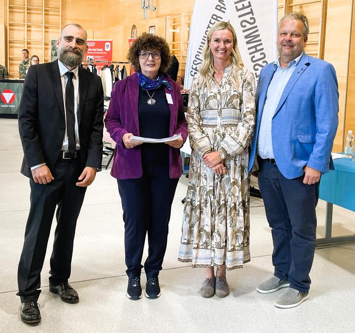 An der Mittelschule in Bad Gleichenberg fand kürzlich wieder das „Job-Dating“ statt. Im Bild: Schulleiter Peter Staud, Edith Kohl, Tatjana Lipp und Bürgermeister Michael Karl 