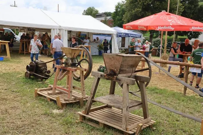 Die ältesten im Ort vorhandenen Getreideerntemaschinen standen aufgereiht zur Demonstration, wie vor Jahrzehnten eine Getreideernte vom Feld bis zum Korn erfolgte.