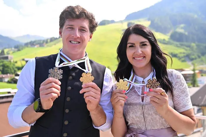 Die Ski-Asse Stephanie Venier und Raphael Haaser mit ihren WM-Medaillen