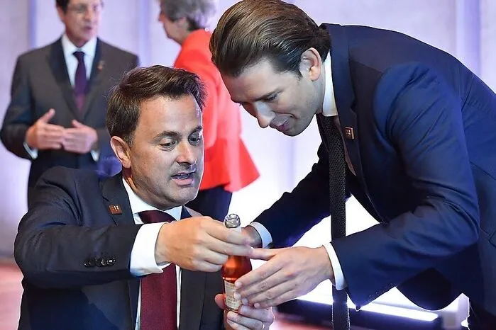 Der luxemburgische Premierminister Xavier Bettel und Kanzler Kurz diskutieren im Mozarteum über die Nahrungsgrundlage der Diskussionsrunde.