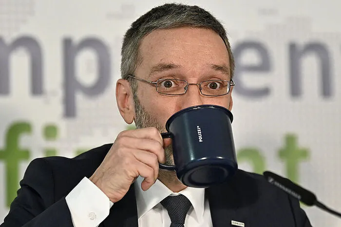 "Er ist ein Hilfsorgan der ÖVP in der aktuellen Konstellation." FPÖ-Klubchef Herbert Kickl will keine Rechnungshof-Einsicht in die Parteifinanzen ...