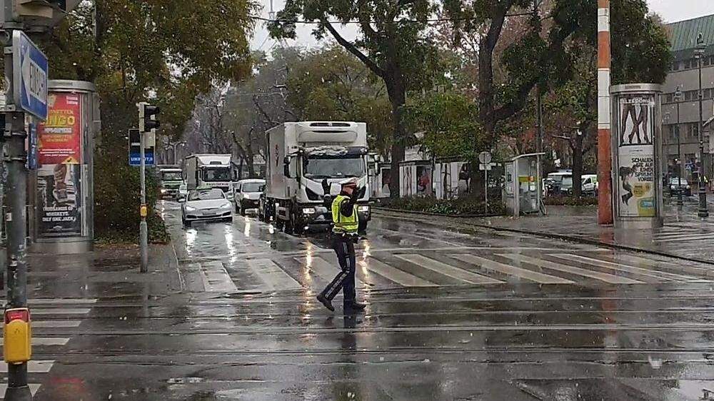 Polizisten regelten am Dienstag den Verkehr im Grazer Zentrum