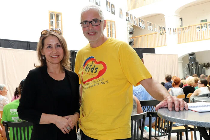 Am Foto von links: Getrud Reiterer-Remenyi (Regie) und Kurt Rindlisbacher (Gründer von Kids Forever im Jahr 1999).